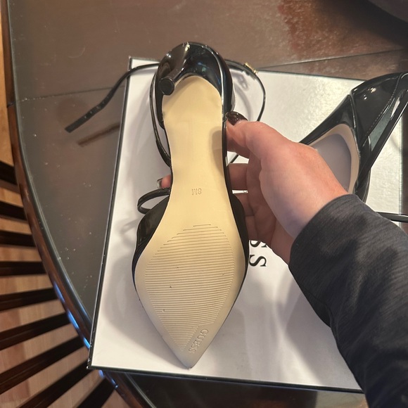 Guess pointed toe  heels.BLACK PATENT - Picture 6 of 8